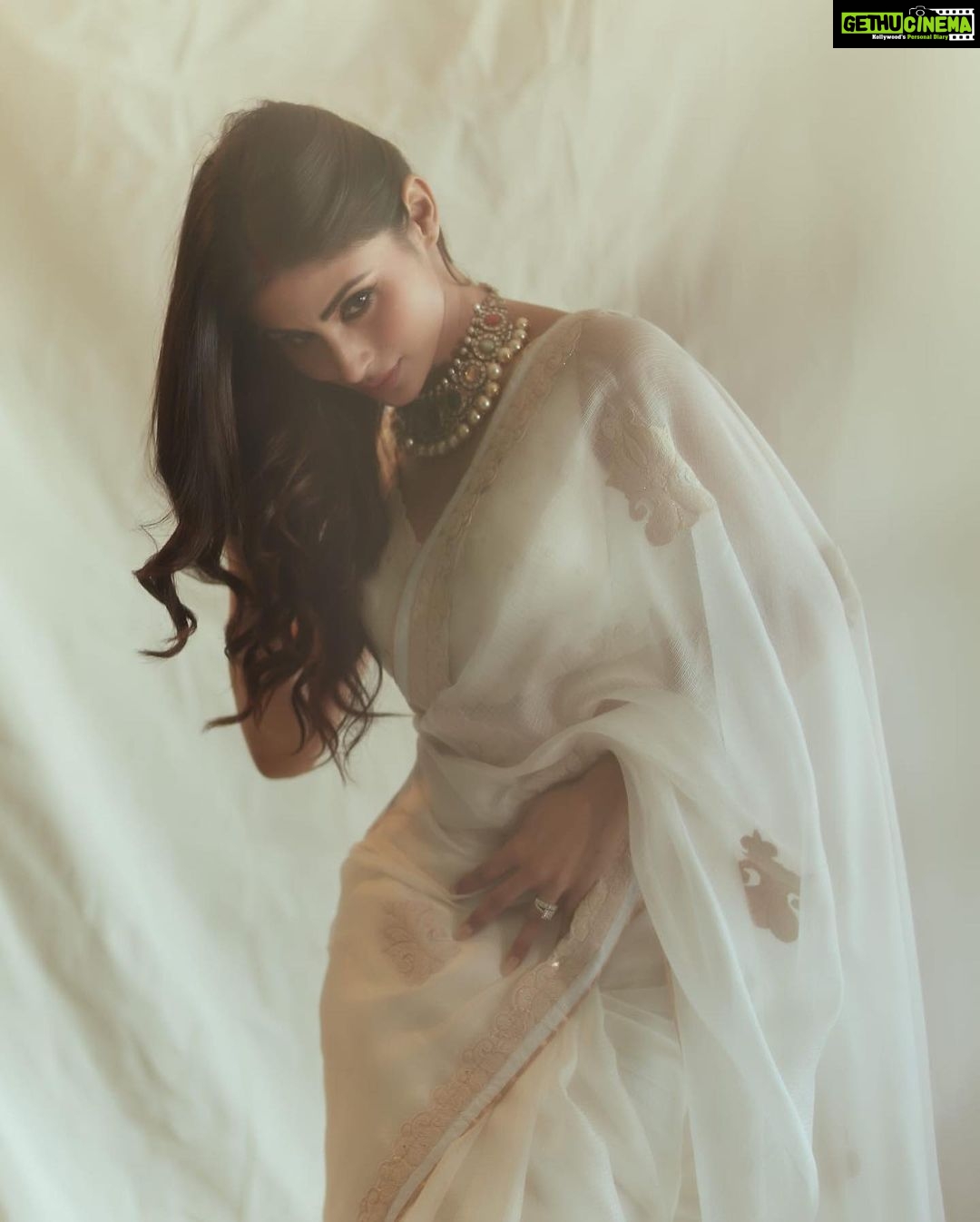Mouni Roy Instagram - A Saree Girl Forever • • • • @gopivaiddesigns Jewellery @golecha_jewels Style @anusoru @nidhikurda Hair @chettiarqueensly Make up @chettiaralbert 📸 @gohil_jeet