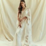Mouni Roy Instagram - A Saree Girl Forever • • • • @gopivaiddesigns Jewellery @golecha_jewels Style @anusoru @nidhikurda Hair @chettiarqueensly Make up @chettiaralbert 📸 @gohil_jeet