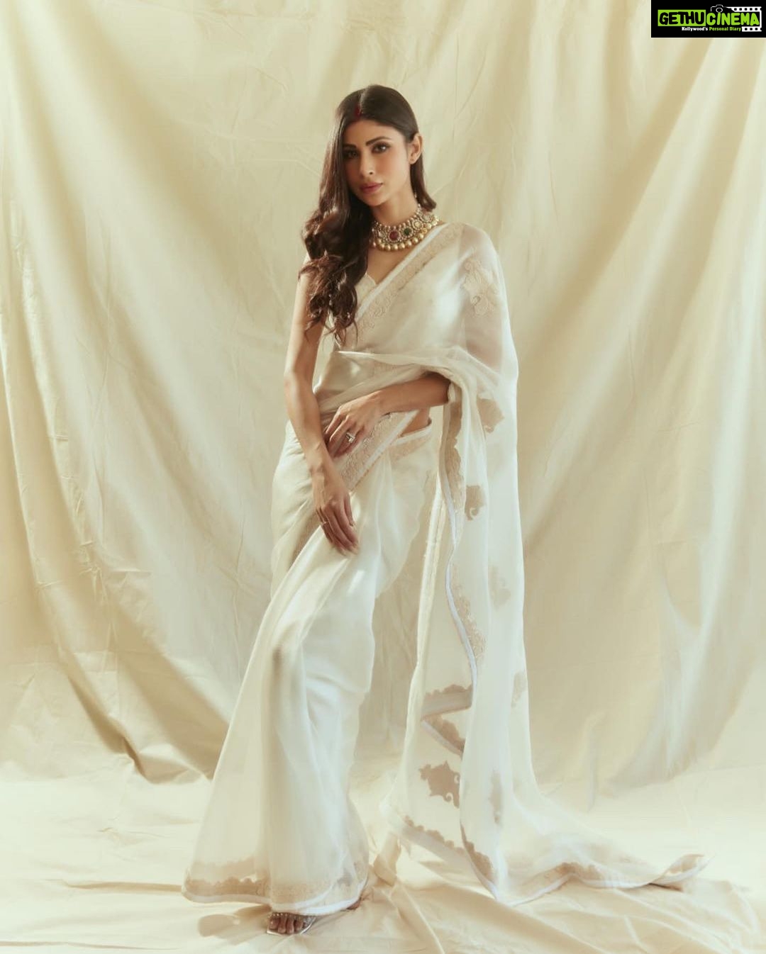 Mouni Roy Instagram - A Saree Girl Forever • • • • @gopivaiddesigns Jewellery @golecha_jewels Style @anusoru @nidhikurda Hair @chettiarqueensly Make up @chettiaralbert 📸 @gohil_jeet