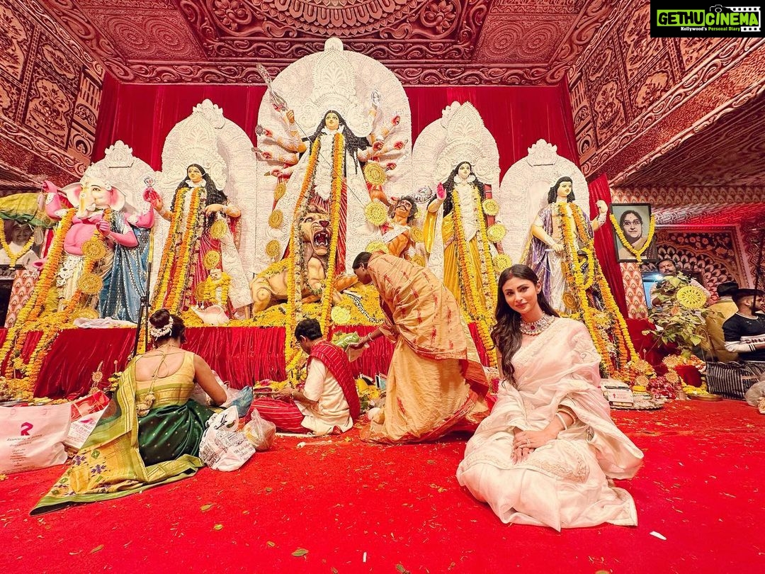 Mouni Roy Instagram - đē āĻļā§āĻ āĻŽāĻšāĻž āĻ
āώā§āĻāĻŽā§ đē DUGGA DUGGA