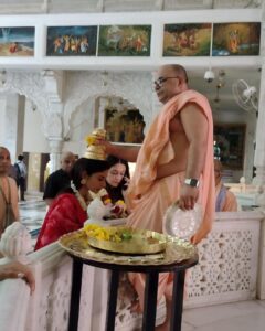 Mouni Roy Instagram - Blessed mornings ♥️ Hari Om 28.09.22