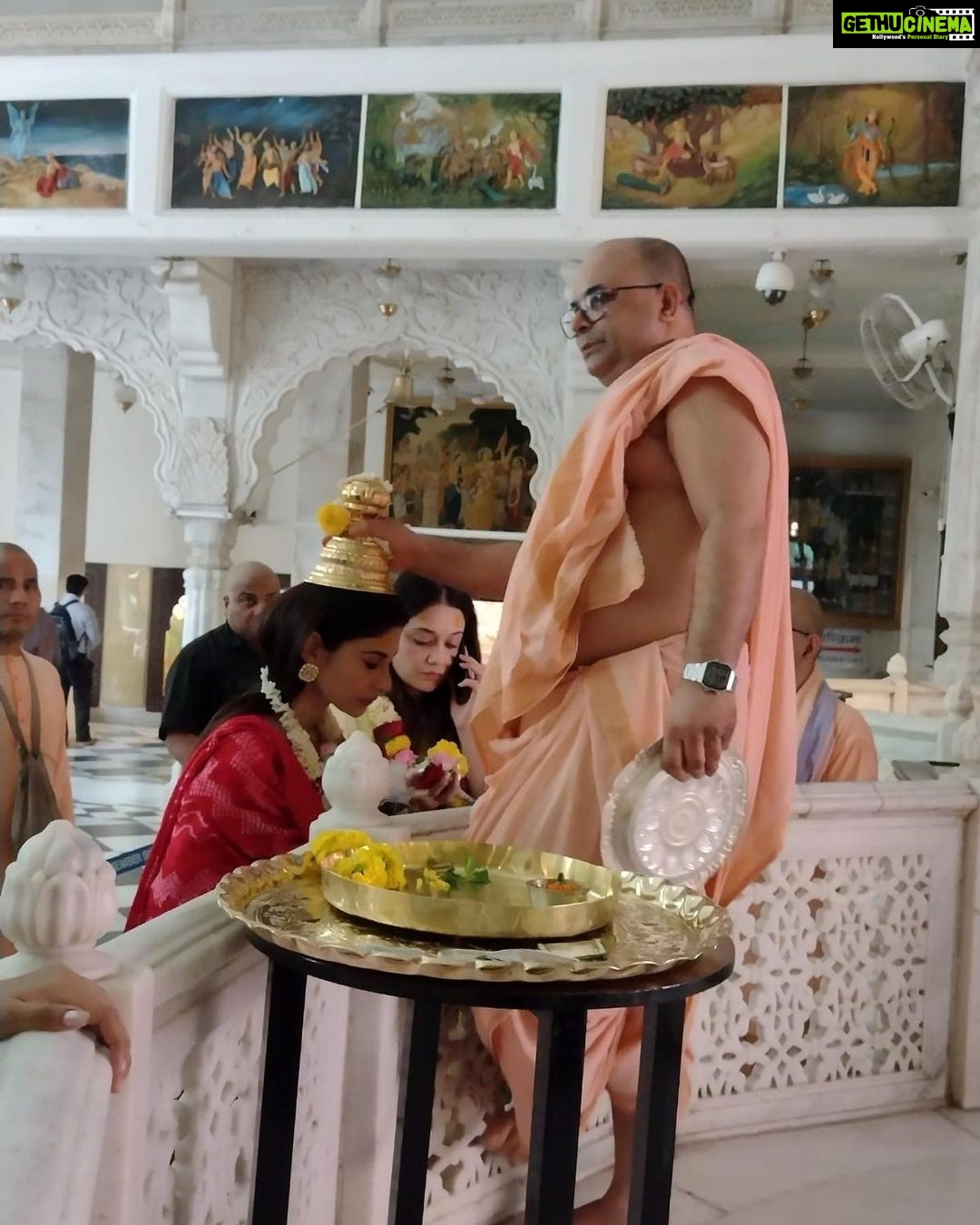 Mouni Roy Instagram - Blessed mornings ♥️ Hari Om 28.09.22