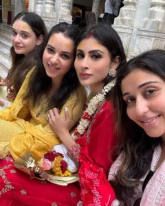 Mouni Roy Instagram - Blessed mornings ♥️ Hari Om 28.09.22