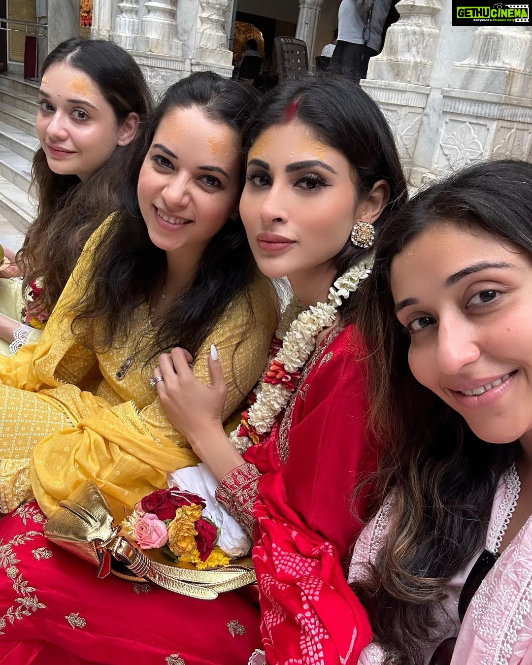 Mouni Roy Instagram - Blessed mornings ♥️ Hari Om 28.09.22