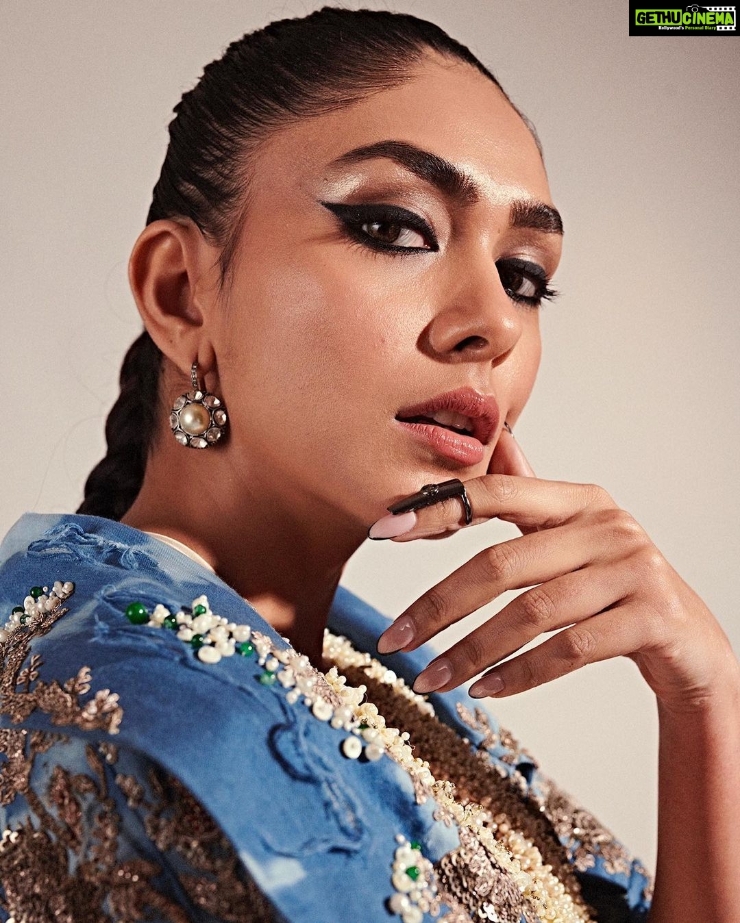 Mrunal Thakur Instagram - š #lokmatawards2022 Outfit - @anamikakhanna.in Earrings - @amrapalijewels Nails- @outhousejewellery Styled by - @mohitrai with @shubhi.kumar @tarangagarwalofficial @teammrstyles Photographed by - @vaishnavpraveen Makeup- @missblender Hair- @swapnil_makeupnhair