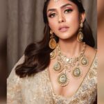 Mrunal Thakur Instagram - Mrunal Thakur setting a trend with Amrit Kaur’s Signature Bridal Look of the season. #amritkaurbride #amritkaurmakeupartist In Frame @mrunalthakur Designer @manishmalhotra05 | @manishmalhotraworld | @manishmalhotravows Jewellery by @raniwala1881 Assistant artist Hairstylist @hairbydeepakthakur Assistant set stylist @stylistnaandinidhussa Sourcing @amritkoreteam Selection / jewellery styling @styledbyrashikapur