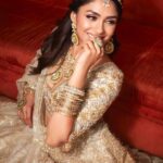 Mrunal Thakur Instagram – Tadaaaa…. 

Makeup by @amritkaur_artistry. Absolutely loved it 💕💕
Wearing @manishmalhotraworld @manishmalhotra05