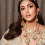 Mrunal Thakur Instagram – Tadaaaa…. 

Makeup by @amritkaur_artistry. Absolutely loved it 💕💕
Wearing @manishmalhotraworld @manishmalhotra05