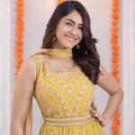 Mrunal Thakur Instagram – It goes without saying, but you can’t half-pull off a festive look. Whether it’s picking a pair of earrings that complement your ensemble or the right kind of shoes to go with, all the details must fall together. With #Amazon by my side, my festive shopping had been easy. Just like me, you too can shop your look from #AmazonGreatIndianFestival and grab great deals on your favourite brands. Stay #HarPalFashionable

Product Details:
Soch Mustard Georgette Embroidered Jumpsuit -B0BFD9ZRZX
Slipon Heels – B082RD3F2K

#Happy Festivities