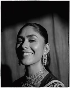 Mrunal Thakur Instagram - From holding my mothers hand and entering the @pngjewellers store every Diwali to get beautiful daginas, I’m now the proud and happy face of @pngjewellers. Dreams do come true and our lives definitely come a full circle! 🪬🧿💕 Outfit: @shimaijayachandra Jewellery: @pngjewellers Styled: @archamehta Styling team: @ruchi.munoth @kunjan_sumaria Hair and Makeup : @missblenderr_ @deepalid10 Photos: @harshjanii