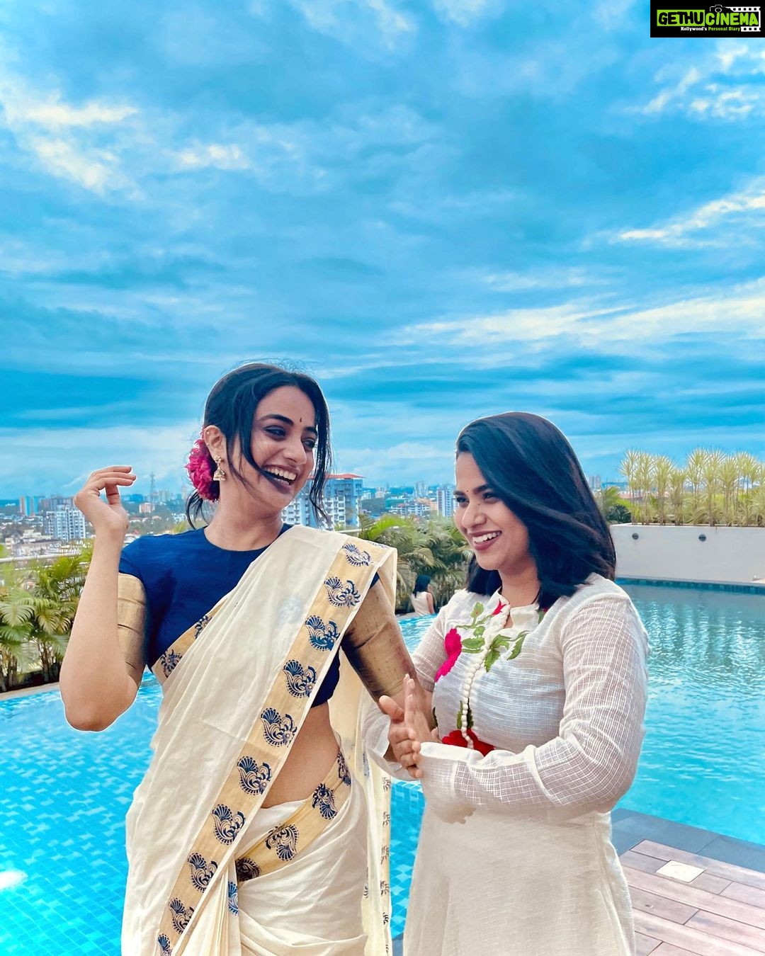 Namitha Pramod Instagram - Happiness is seeing your sibling smile ♥️ Home Sweet Home