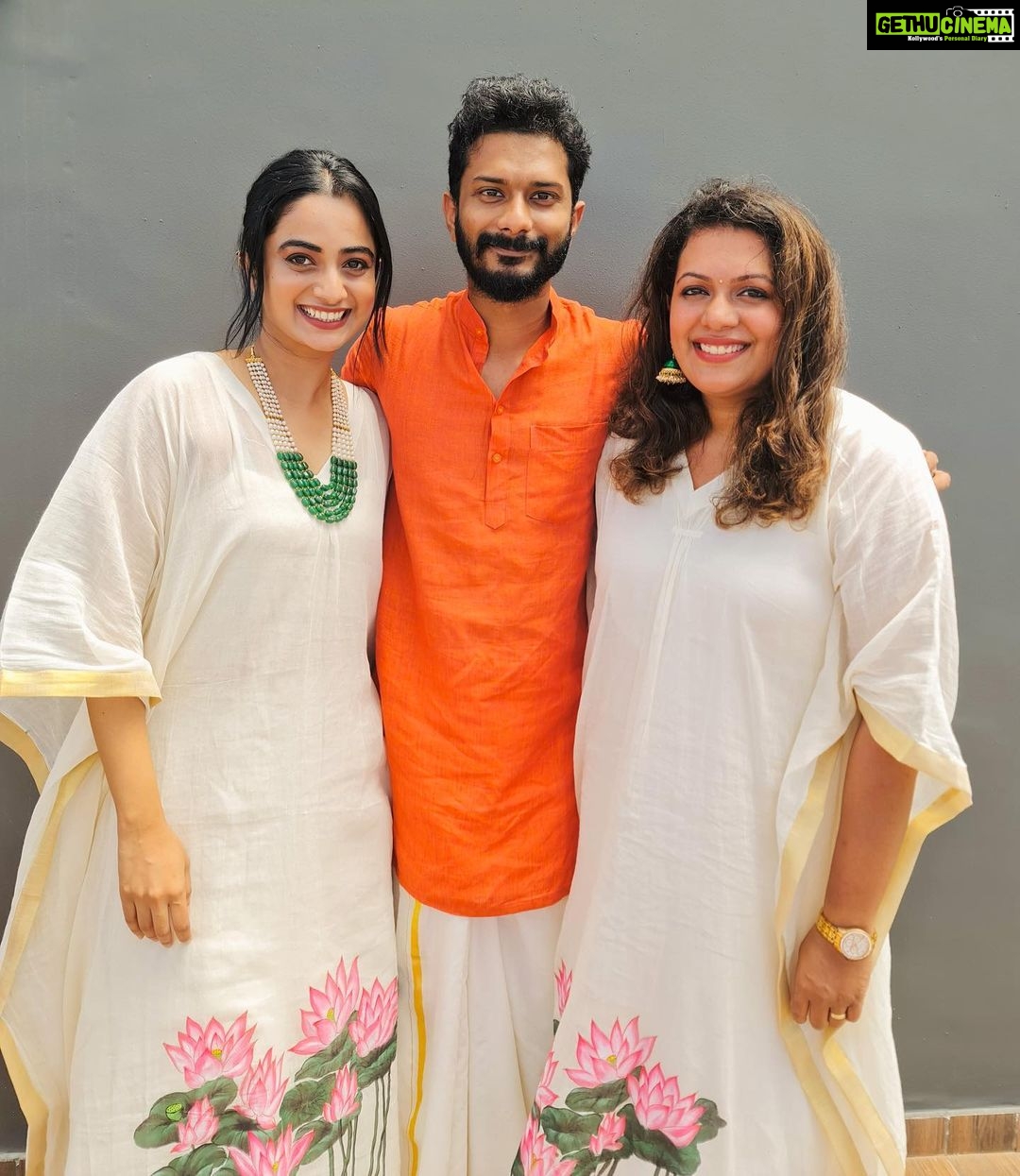 Namitha Pramod Instagram - When Onam is all about Sadhya,Paal ada,Kasavu and happiness♥️ #friendslikefamily #Onamvibes #picoftheday Kochi, India