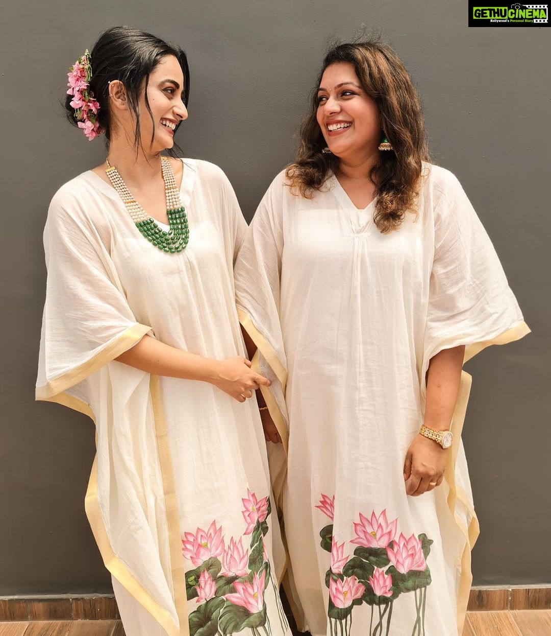 Namitha Pramod Instagram - When Onam is all about Sadhya,Paal ada,Kasavu and happiness♥️ #friendslikefamily #Onamvibes #picoftheday Kochi, India