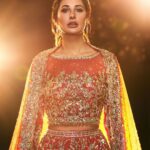 Nargis Fakhir Instagram – Look at the majestic Scarlet tinted outfit by @ayesha.shoaib.malik holding the intricacy and dazzling stonework. I loved the sleeves and thoroughly enjoyed wearing it for the bridal outfit .