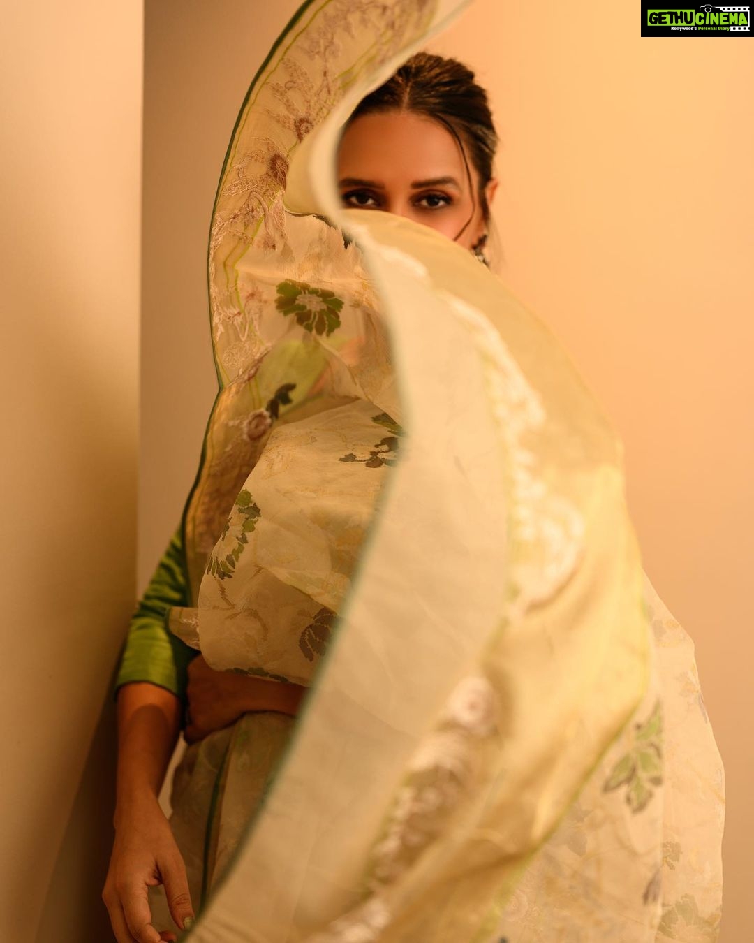 Neha Dhupia Instagram - Ready for a soirée in a sari… 😉 . . . . . . . @shantibanaras @elevate_promotions @mitavaswani 📸 @arpitr93 #kolkatta