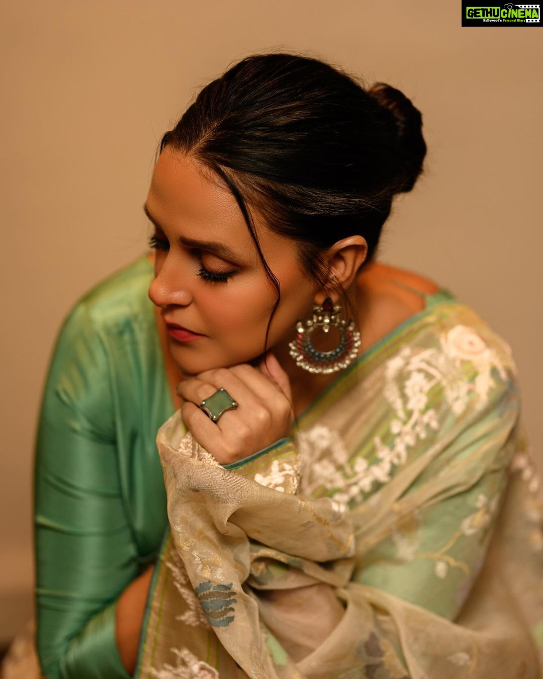Neha Dhupia Instagram - Ready for a soirée in a sari… 😉 . . . . . . . @shantibanaras @elevate_promotions @mitavaswani 📸 @arpitr93 #kolkatta