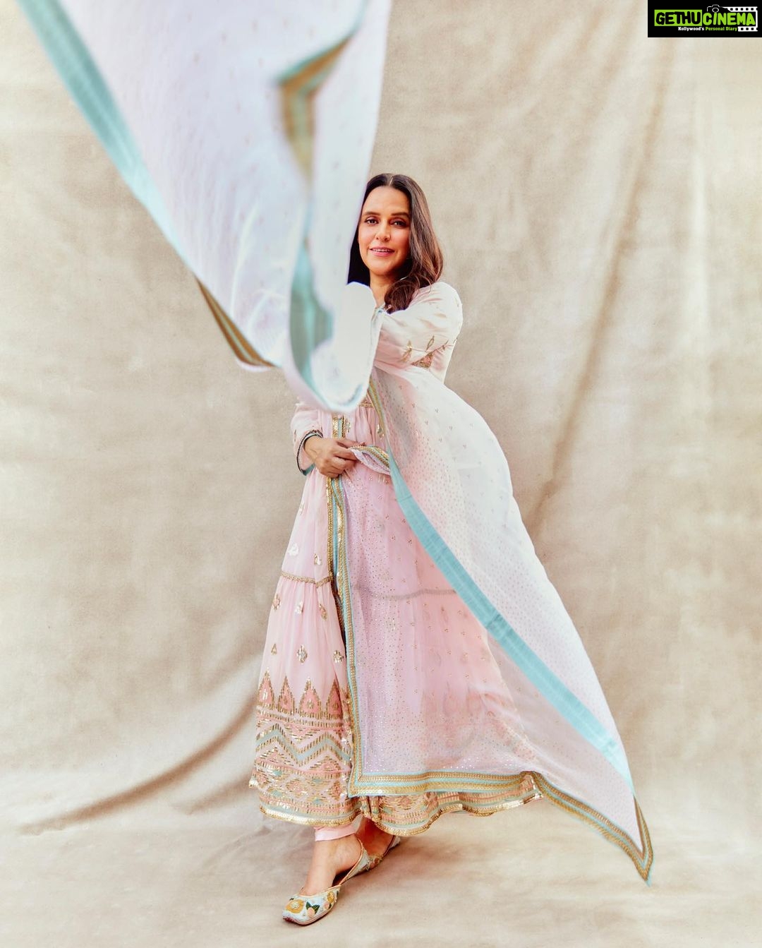 Neha Dhupia Instagram - My baby girl taught me how to love #pink all over again … 💖 #ganpatibappamorya . . . . . . In @gopivaiddesigns 📸 @kadamajay Muah @mitavaswani @hamidahairartis