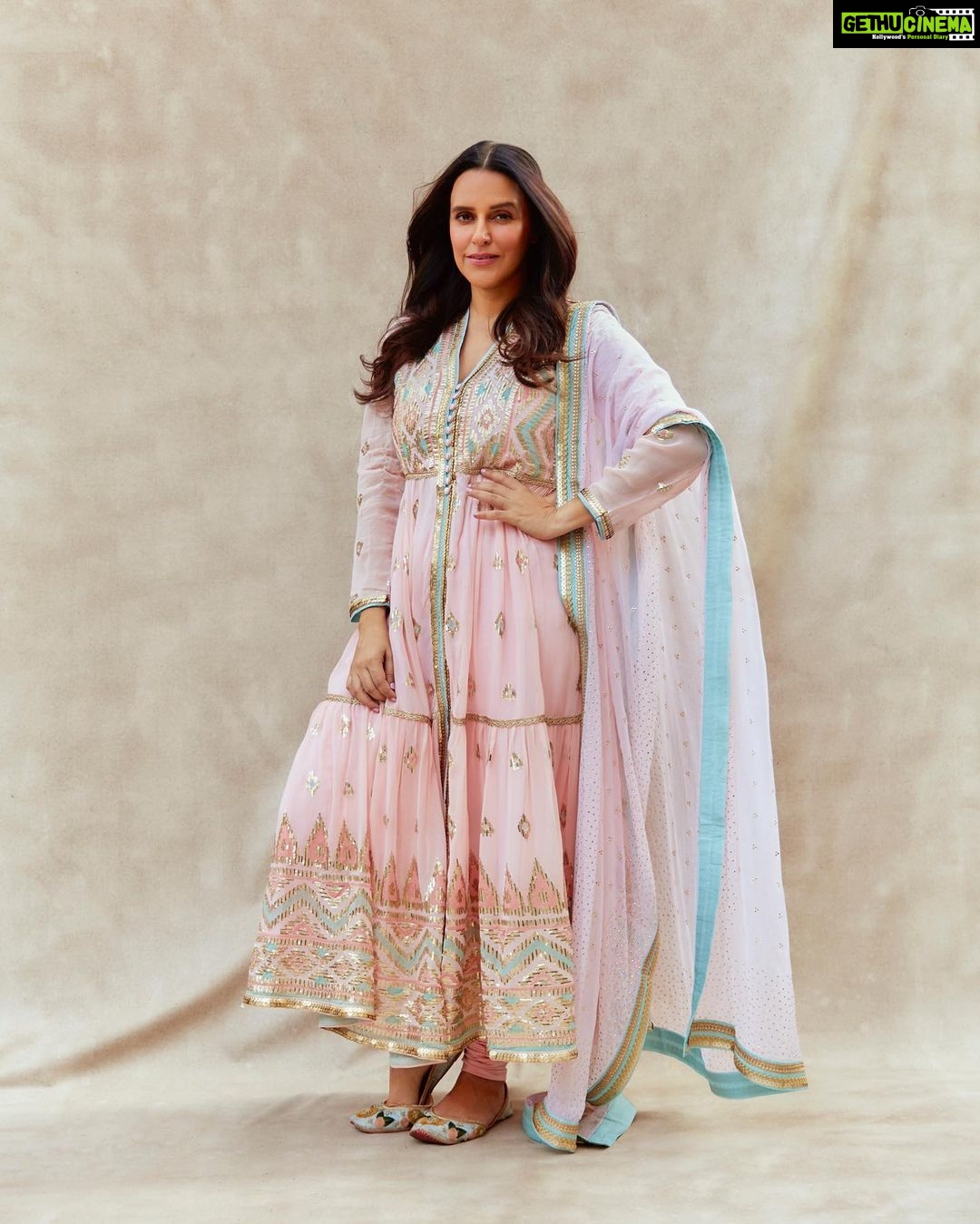 Neha Dhupia Instagram - My baby girl taught me how to love #pink all over again … 💖 #ganpatibappamorya . . . . . . In @gopivaiddesigns 📸 @kadamajay Muah @mitavaswani @hamidahairartis