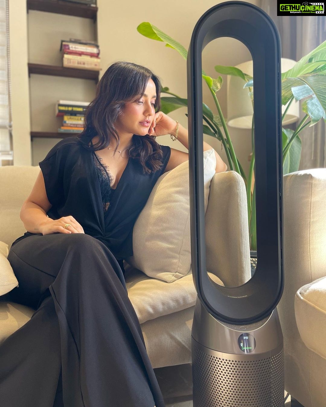 Neha Sharma Instagram - Coolest new edition to my living room.Here’s to a healthier environment thanx to @dyson_india #dysonindia #properpurifucation #airpurifier