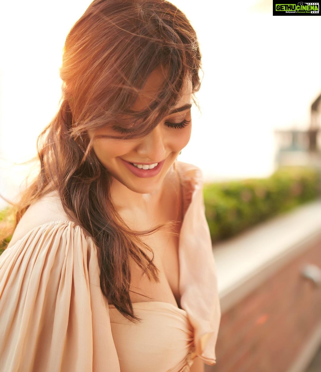 Neha Sharma Instagram - The sunset reminding me of this evening…#throwback