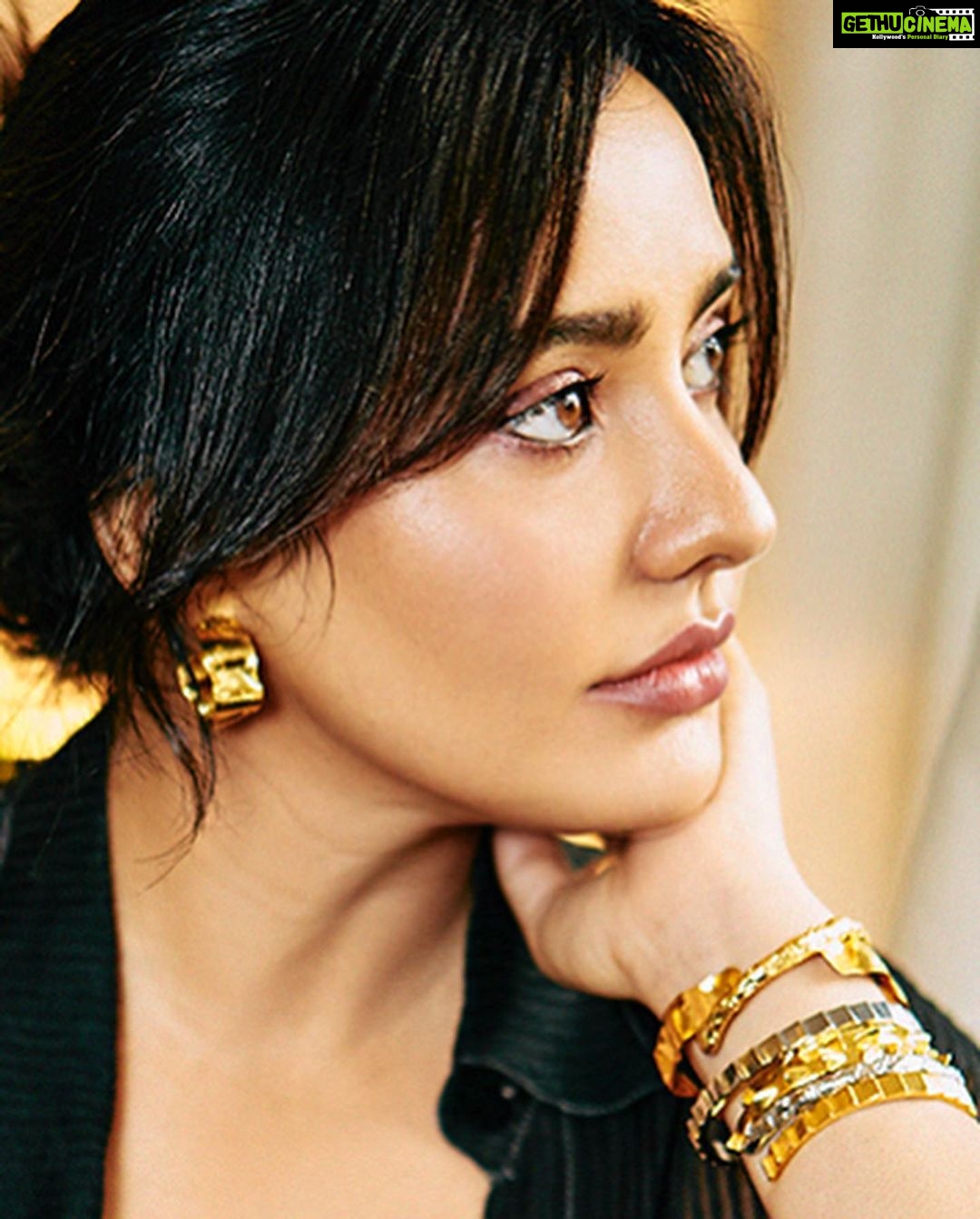 Neha Sharma Instagram - π€π€ This was so funβ¦ πΈ @leroifoto Styling: @aeshah Shirt, trousers: @urvashikaur Top: @massimodutti Bracelets, rings: @myrhabyrhea ππ»ββοΈ @tejisinghofficial #enoughthrowbacks #herestorealtimeshoot