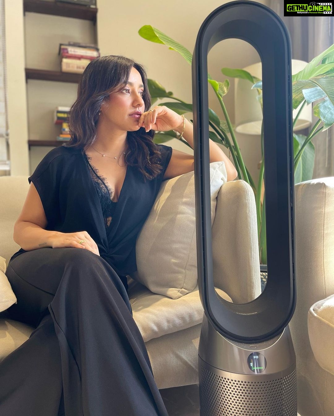 Neha Sharma Instagram - Coolest new edition to my living room.Here’s to a healthier environment thanx to @dyson_india #dysonindia #properpurifucation #airpurifier