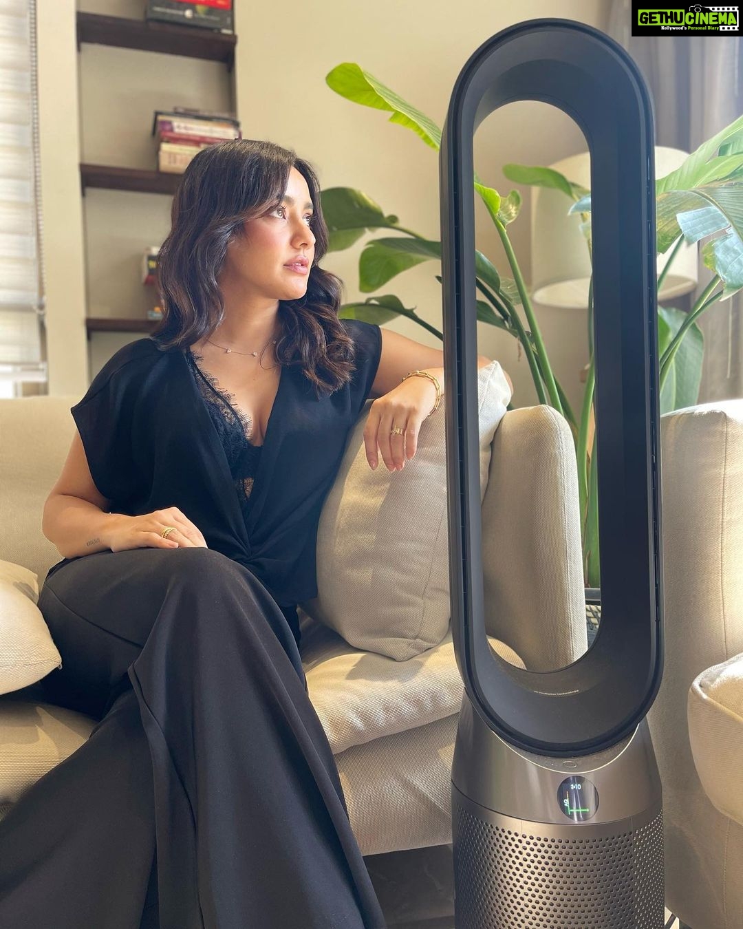 Neha Sharma Instagram - Coolest new edition to my living room.Here’s to a healthier environment thanx to @dyson_india #dysonindia #properpurifucation #airpurifier