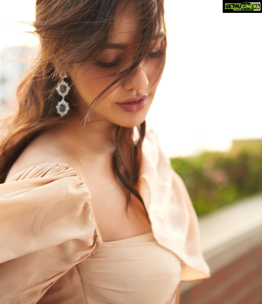 Neha Sharma Instagram - The sunset reminding me of this evening…#throwback