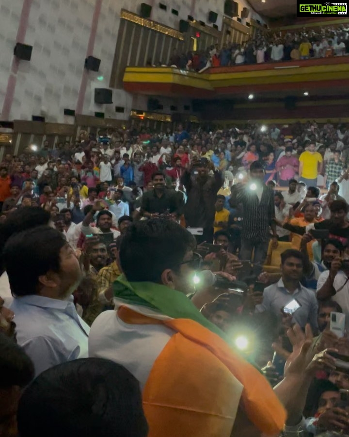 Nikhil Siddhartha Instagram - Entiiiiiiiiii eeeee CROWDSSS šš½šš½ #karthikeya2 ki meeru Theatre occhinanduku thank uuu⦠we