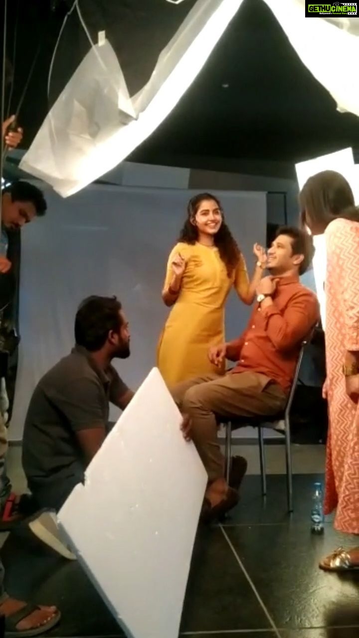 Nikhil Siddhartha Instagram - One of the happiest human iv ever known 👉🏼 @anupamaparameswaran96 doing her #SarangaDariya jive while posing for #18Pages poster... 😄💃 #behindthescenes #anupamaparameswaran #nikhil #tollywood #teluguactress #telugucinema