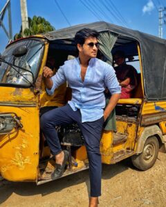 Nikhil Siddhartha Instagram - Share auto rides only in India 🤗 Our Country has its Strengths & Flaws but That’s what makes it the most Beautiful & Vibrant place on Earth. 
A Happy Republic Day to all my fellow Indians 🇮🇳 #republicday #happyrepublicday