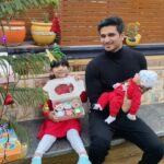 Nikhil Siddhartha Instagram - Merry Christmas to u all from Rithwikha ,Rudra & Me 🤗 #merrychristmas #merrychristmas🎄
