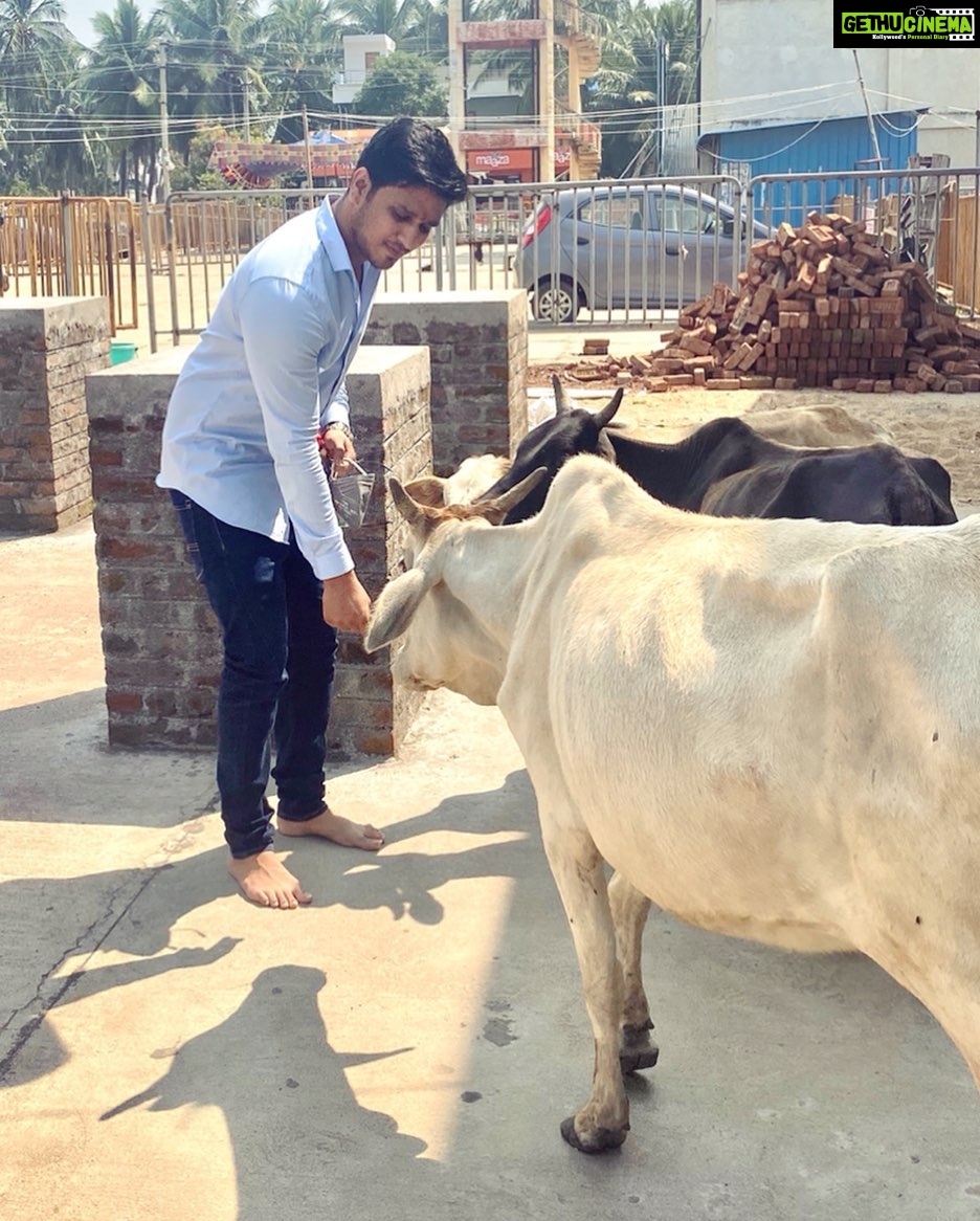 Nikhil Siddhartha Instagram - Morning Spent Feeding these Kind Souls at The Antharvedi Lakshmi Narsimha Swamy Temple ππΌπ Antharvedi Temple