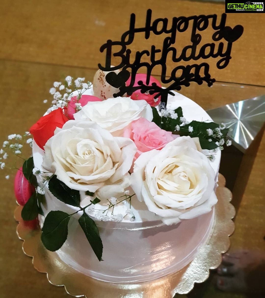 Nikhil Siddhartha Instagram - Happy Birthday Mummy... β₯οΈ u Thanks to @urbaneateryhyd @shilpareddy094 for this Heavenly Yummy Cake ππΌππ