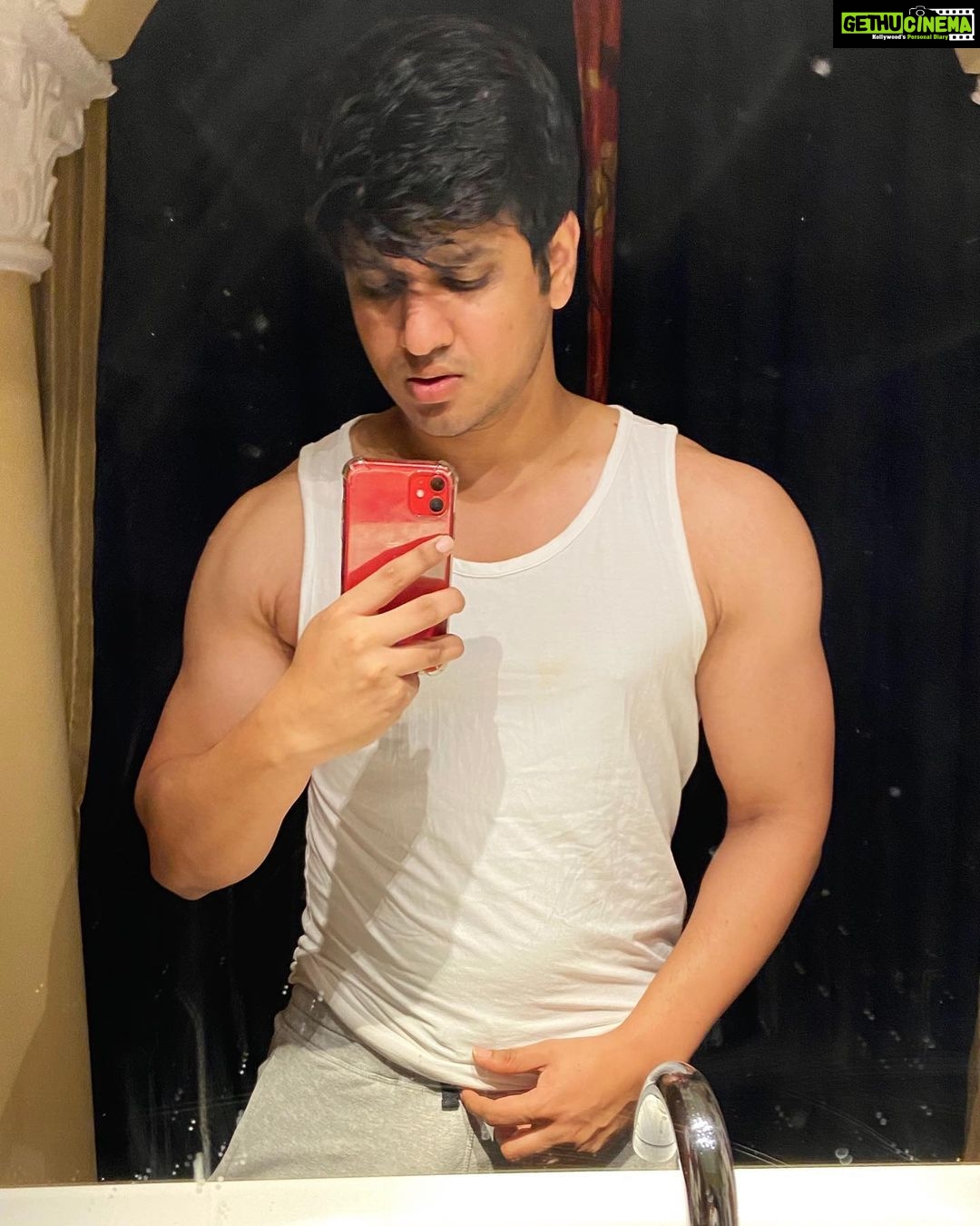 Nikhil Siddhartha Instagram - Social Distancing... Will be utilised to work on my body... in 4 weeks the T-Shirt comes off 🤘🏽#SocialDistancing #homeworkout