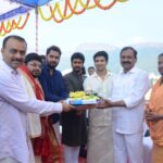 Nikhil Siddhartha Instagram - ‪Aaaa kaliyuga daivam TIRUMALA TIRUPATI VENKATESHWARA SWAMY Sannidhi lo MUHURTAM SHOT ... Thanks To Karunakar Reddy Garu for Switching on the camera #Karthikeya2 #DaivamManushyaRupena @peoplemediafactory @abhishekofficl @chandoo.mondeti