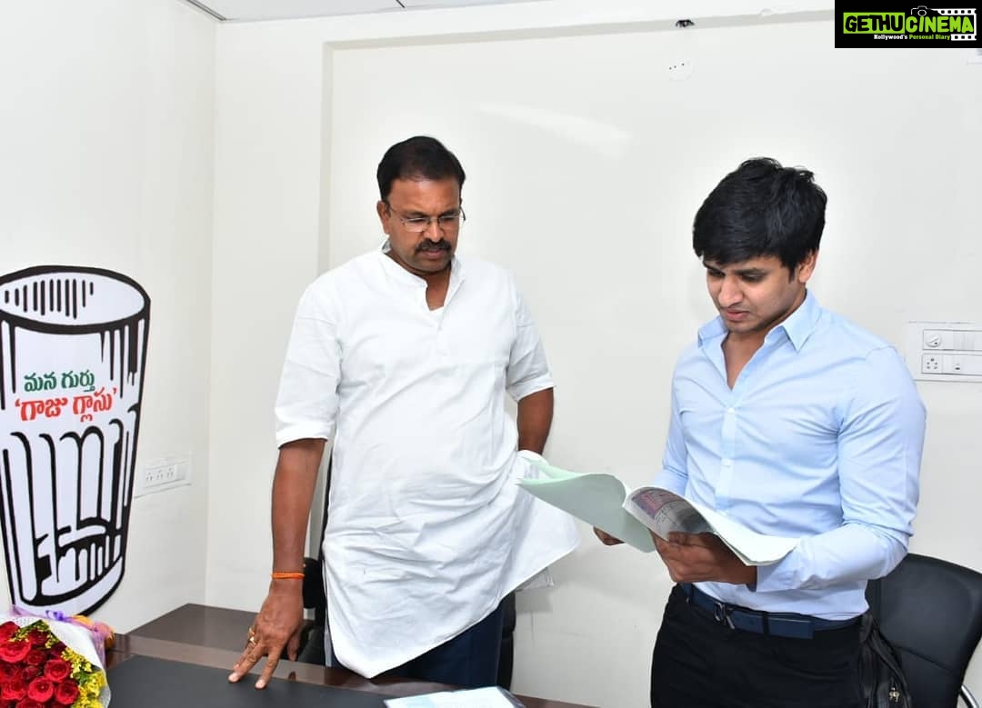 Nikhil Siddhartha Instagram - "Prathi artist na family" ani kalisinapudu chepparu Pawan Kalyan garu.Alanti family member ki support chesthu,tana party Candidate JD Lakshminarayna gari tho kalisi Spoke bout his Poll Promise Affidavit & gave my wishes. 1st of its kind document which creates accountability 4 Politicians.. Met several Janasainiks yesterday nd also met this Young MLA candidate sandeep in vizag who comes from a Humble background. Bare minimum almost 0 dabbulatho Contest chestunnaru. Dabbulu leni Samanyulu kuda MLA o leka MP avvochu ane Hope inkaa undi. ππΌππΌ thanks #PowerStar #JaiHind