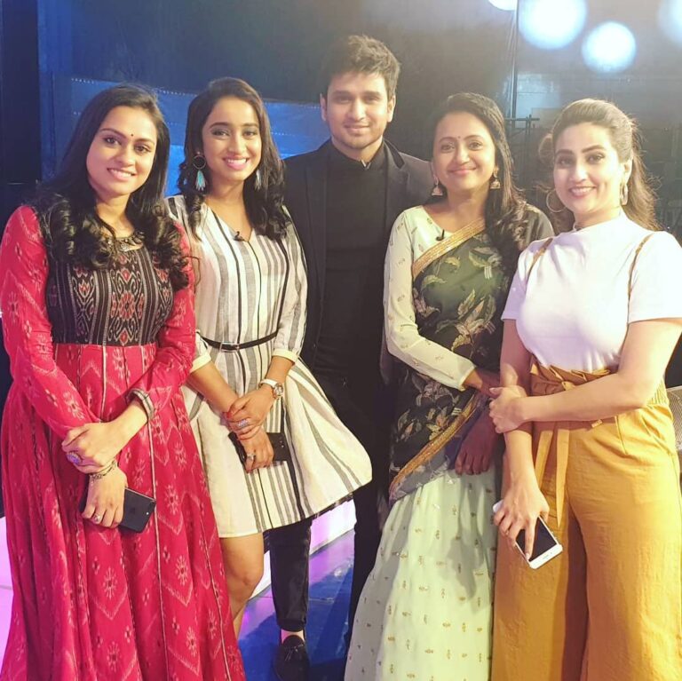 Nikhil Siddhartha Instagram - These Beautiful Women with #ArjunSuravaram #promotions 😀 @kanakalasuma @anchor_manjusha @geethabhagat @vindhyamedapati