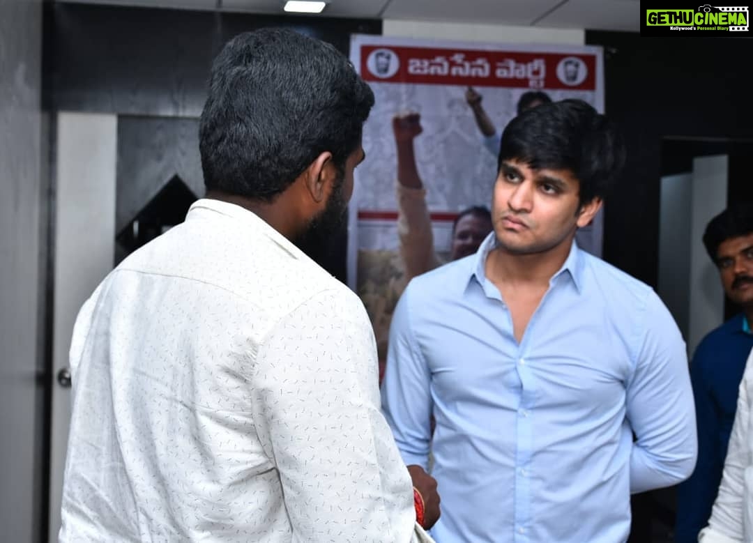 Nikhil Siddhartha Instagram - "Prathi artist na family" ani kalisinapudu chepparu Pawan Kalyan garu.Alanti family member ki support chesthu,tana party Candidate JD Lakshminarayna gari tho kalisi Spoke bout his Poll Promise Affidavit & gave my wishes. 1st of its kind document which creates accountability 4 Politicians.. Met several Janasainiks yesterday nd also met this Young MLA candidate sandeep in vizag who comes from a Humble background. Bare minimum almost 0 dabbulatho Contest chestunnaru. Dabbulu leni Samanyulu kuda MLA o leka MP avvochu ane Hope inkaa undi. ππΌππΌ thanks #PowerStar #JaiHind