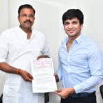 Nikhil Siddhartha Instagram - "Prathi artist na family" ani kalisinapudu chepparu Pawan Kalyan garu.Alanti family member ki support chesthu,tana party Candidate JD Lakshminarayna gari tho kalisi Spoke bout his Poll Promise Affidavit & gave my wishes. 1st of its kind document which creates accountability 4 Politicians.. Met several Janasainiks yesterday nd also met this Young MLA candidate sandeep in vizag who comes from a Humble background. Bare minimum almost 0 dabbulatho Contest chestunnaru. Dabbulu leni Samanyulu kuda MLA o leka MP avvochu ane Hope inkaa undi. 👏🏼👏🏼 thanks #PowerStar #JaiHind