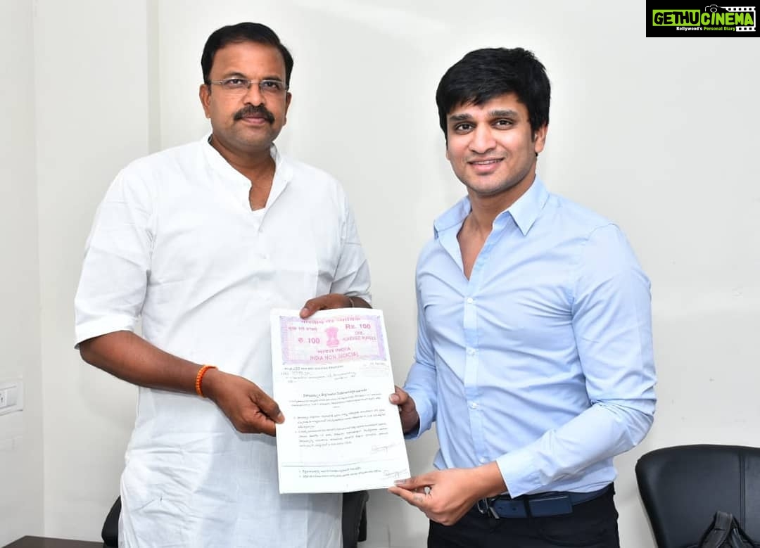 Nikhil Siddhartha Instagram - "Prathi artist na family" ani kalisinapudu chepparu Pawan Kalyan garu.Alanti family member ki support chesthu,tana party Candidate JD Lakshminarayna gari tho kalisi Spoke bout his Poll Promise Affidavit & gave my wishes. 1st of its kind document which creates accountability 4 Politicians.. Met several Janasainiks yesterday nd also met this Young MLA candidate sandeep in vizag who comes from a Humble background. Bare minimum almost 0 dabbulatho Contest chestunnaru. Dabbulu leni Samanyulu kuda MLA o leka MP avvochu ane Hope inkaa undi. ππΌππΌ thanks #PowerStar #JaiHind