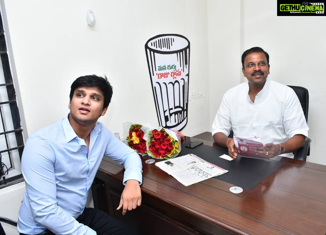 Nikhil Siddhartha Instagram - "Prathi artist na family" ani kalisinapudu chepparu Pawan Kalyan garu.Alanti family member ki support chesthu,tana party Candidate JD Lakshminarayna gari tho kalisi Spoke bout his Poll Promise Affidavit & gave my wishes. 1st of its kind document which creates accountability 4 Politicians.. Met several Janasainiks yesterday nd also met this Young MLA candidate sandeep in vizag who comes from a Humble background. Bare minimum almost 0 dabbulatho Contest chestunnaru. Dabbulu leni Samanyulu kuda MLA o leka MP avvochu ane Hope inkaa undi. ππΌππΌ thanks #PowerStar #JaiHind