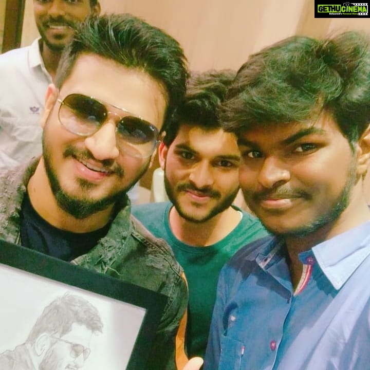 Nikhil Siddhartha Instagram - Vignan College of Engineering Vizag showered sooo much Love when i was there... Thanks buddies for the crazy welcome... especially these two @rk_adapa1027 @kishan.ganesh1@gmail.com who made these Wonderful pieces for me... HUGSS🤗 ♥️