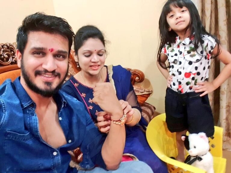 Nikhil Siddhartha Instagram - Rakshabandhan Celebrations at home...My sister Sonali Tying the Rakhi nd niece Rithu Posing😄 Wishing u all a #HappyRakshaBandhan