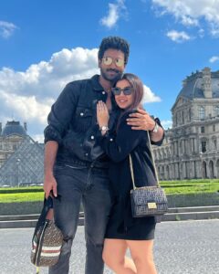 Nikki Galrani Instagram - Being Touristy 🖤