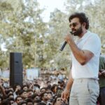 Nivin Pauly Instagram - Stanley and his friends had a fabulous time with the youngsters of Farook College, Calicut. 😎🎭🤳🏼 #SaturdayNight #CollegeDaysAreHereAgain #BackToCollege