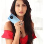 Nora Fatehi Instagram - So excited that the #OnePlus7T goes on sale now! Love the design and that incredibly smooth display! Entering #ANewEra with @oneplus_india