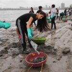 Nora Fatehi Instagram - #mahimbeachcleanup brought to you by @pragyadav and all these amazing people who came out to volunteer yesterday! Shotout to @mtownbreakers for the lovely rap and dance what a fun way to end the day 🏝🙏🏽😍🙌🏽