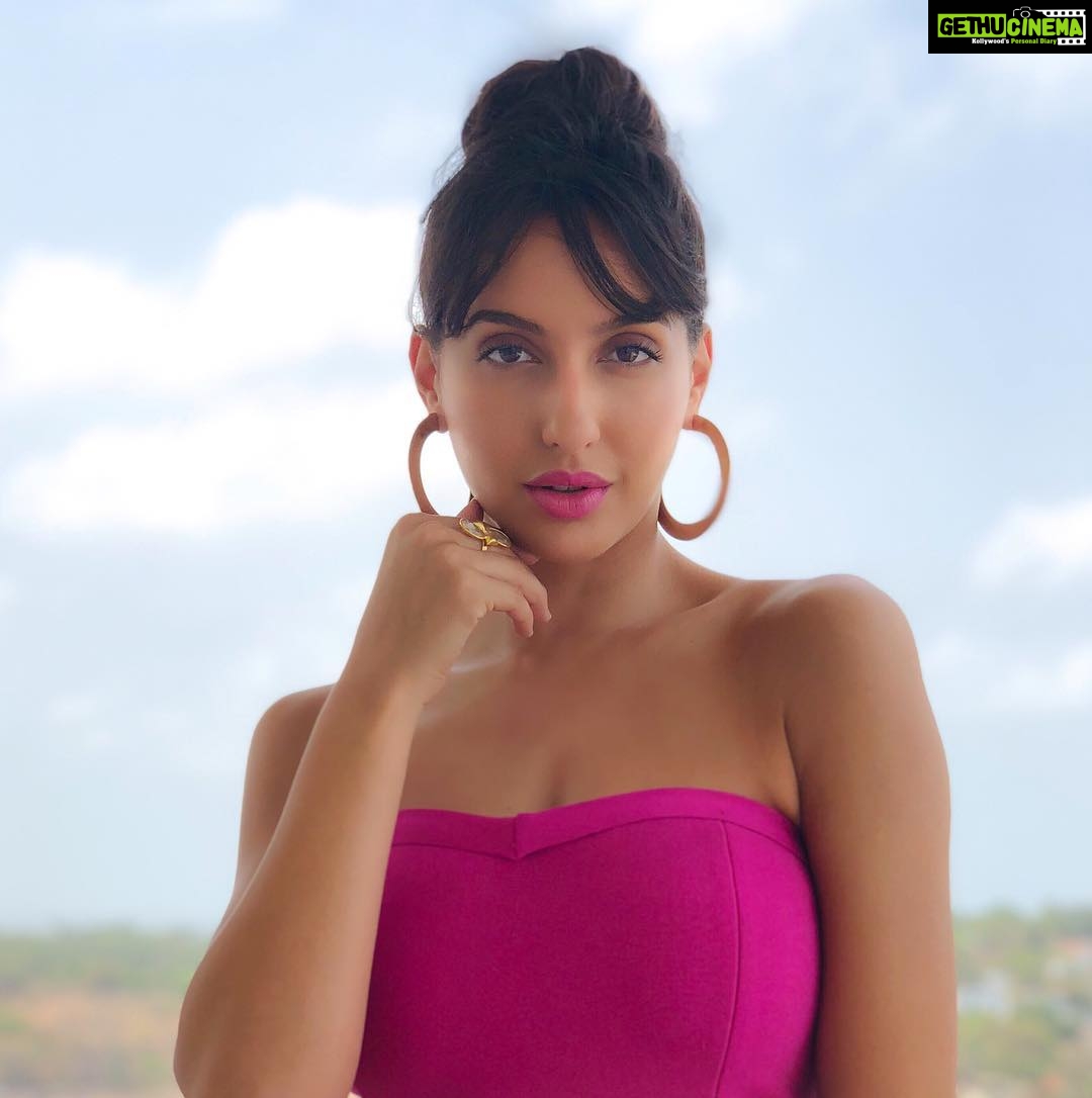 Nora Fatehi Instagram - J'sais qu't'as l'seum mi amigo 😏 Hair makeup @ Styled by @megstier Earings @minerali_store @aquamarine_jewellery —————————————— #norafatehi #pic #new #india #morocco #bollywood #love #mood #miamigo #music ... Nora Fatehi Instagram - J'sais qu't'as l'seum mi amigo 😏 Hair makeup @ Styled by @megstier Earings @minerali_store @aquamarine_jewellery —————————————— #norafatehi #pic #new #india #morocco #bollywood #love #mood #miamigo #music ...