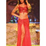 Nora Fatehi Instagram - Ab to hosh na khabar hai Yeh kaisa asar hai 💃🏾 🎶 💃🏾 ——————————————— #norafatehi #dilbar #bollywood #work #new #music #dance #love #india #morocco #toronto #art #fitness #goals #hair #makeup #shoot #behindthescenes Hair @marcepedrozo Makeup @flaviagiumua
